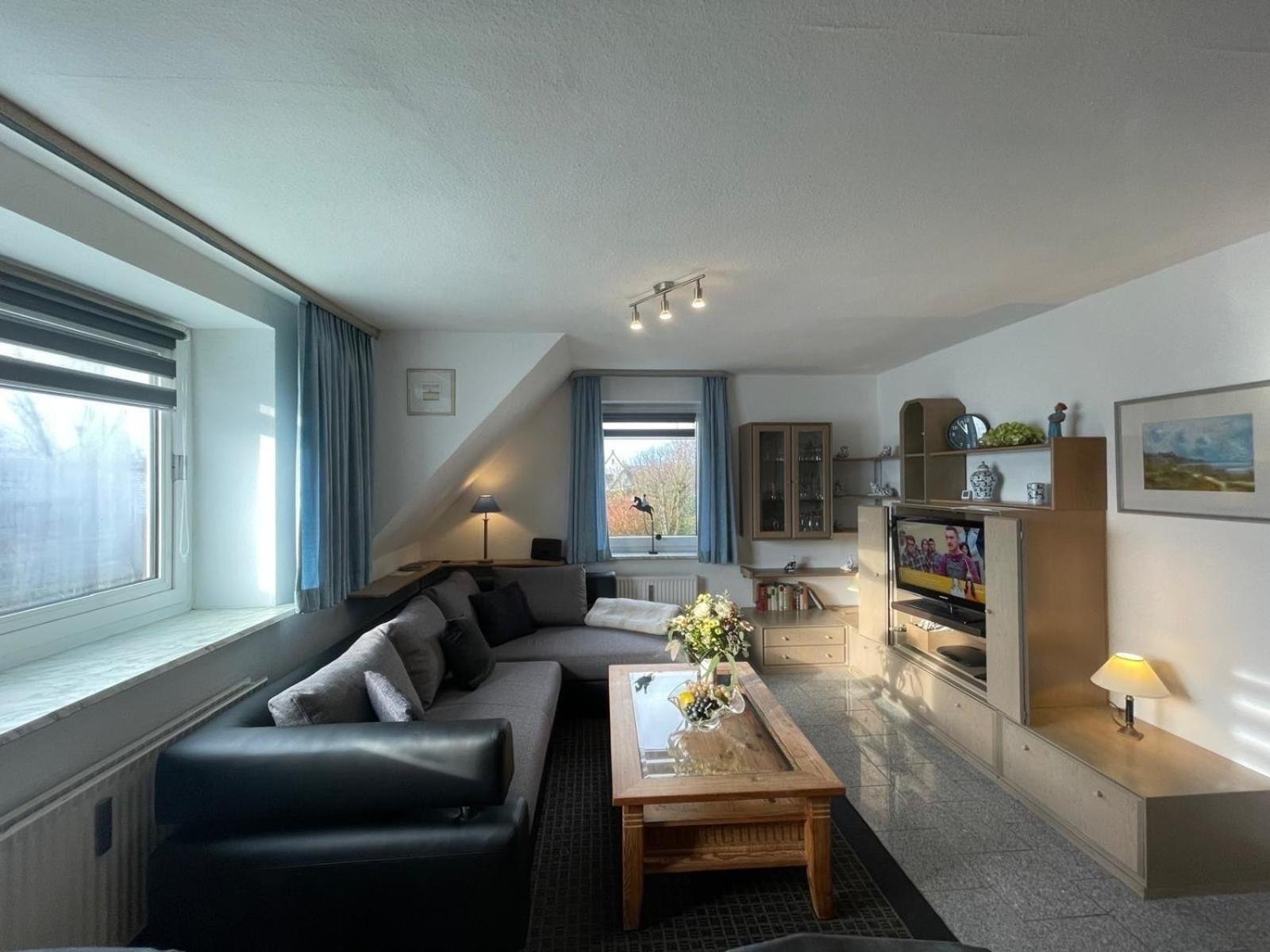 Mit 2 Schlafzimmer U 1 Schlafsofa *